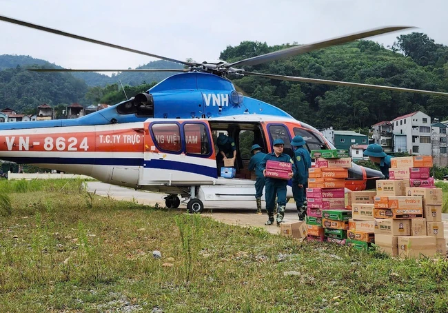 Không quân điều trực thăng bay Mi-171 bay cứu trợ đồng bào vùng lũ - Ảnh 3.